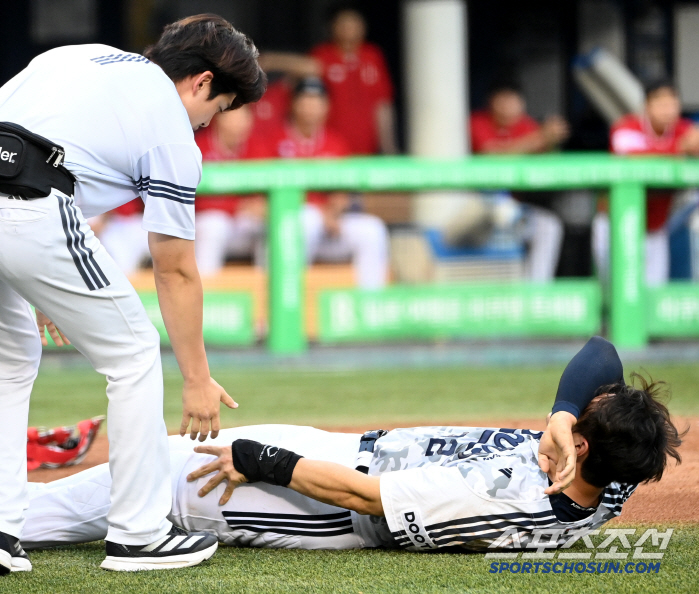 '홈 충돌에 고통 호소' 부축받아 나간 김재환, 큰 부상이 아니길[잠실 …