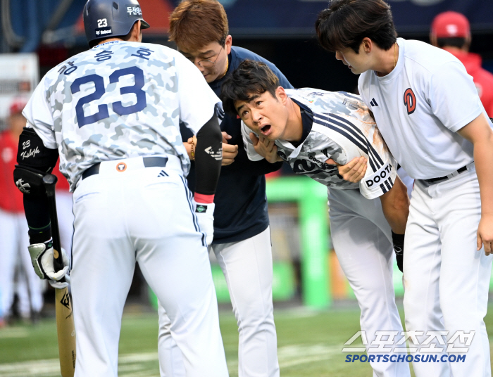 '홈 충돌에 고통 호소' 부축받아 나간 김재환, 큰 부상이 아니길[잠실 …