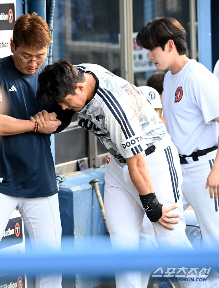 '홈 충돌에 고통 호소' 부축받아 나간 김재환, 큰 부상이 아니길[잠실 …