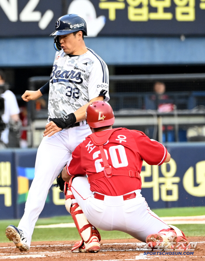 '홈 충돌에 고통 호소' 부축받아 나간 김재환, 큰 부상이 아니길[잠실 …