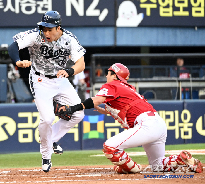 '홈 충돌에 고통 호소' 부축받아 나간 김재환, 큰 부상이 아니길[잠실 …