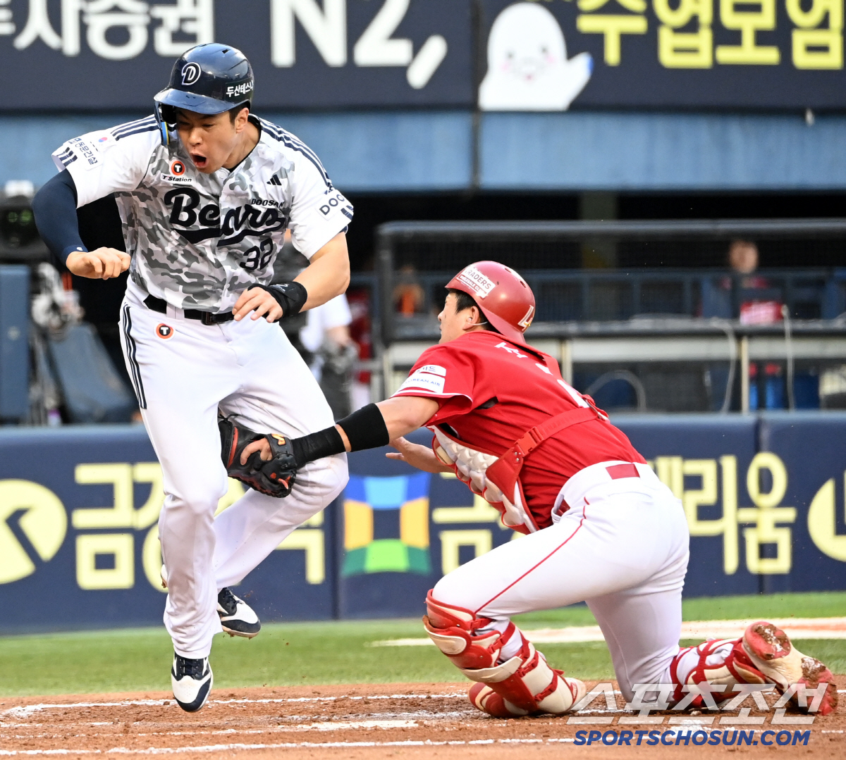 '홈 충돌에 고통 호소' 부축받아 나간 김재환, 큰 부상이 아니길[잠실 …