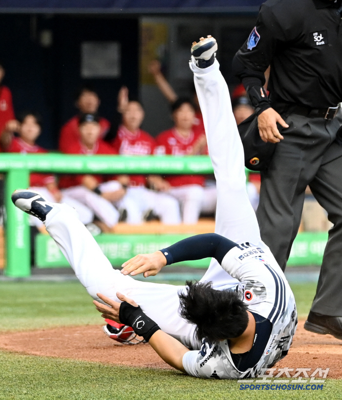 '홈 충돌에 고통 호소' 부축받아 나간 김재환, 큰 부상이 아니길[잠실 …