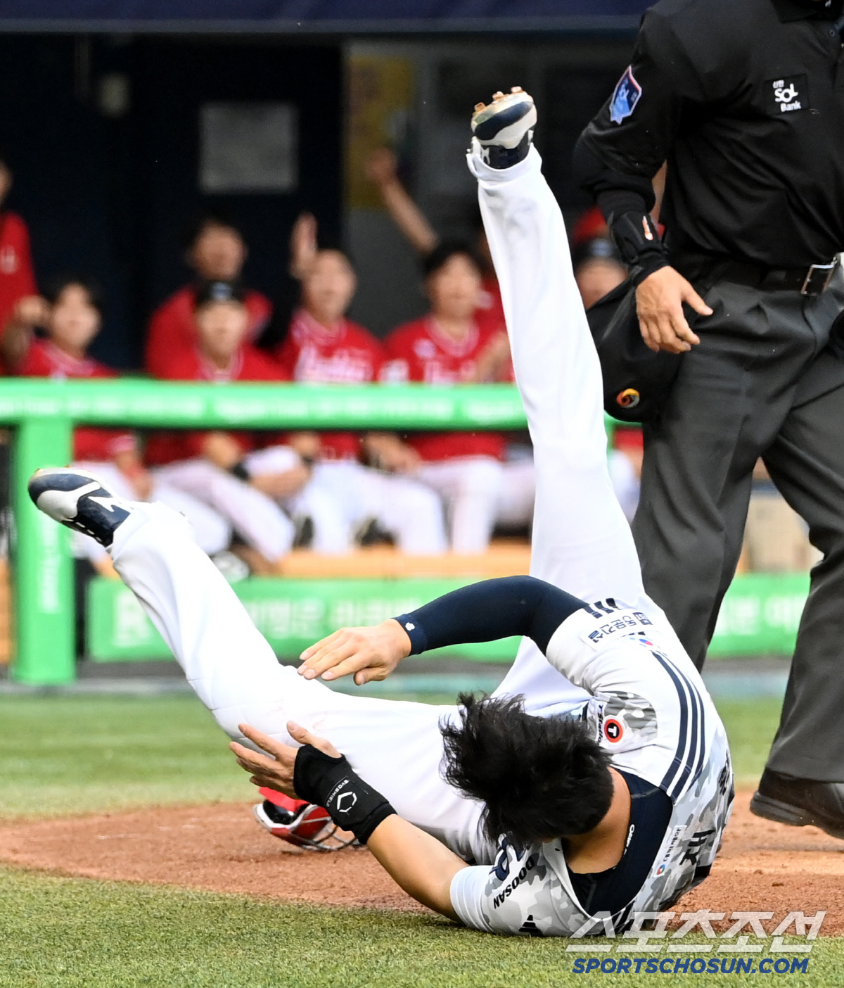 '홈 충돌에 고통 호소' 부축받아 나간 김재환, 큰 부상이 아니길[잠실 …