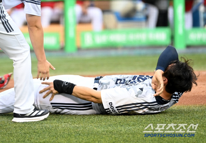 '홈 충돌에 고통 호소' 부축받아 나간 김재환, 큰 부상이 아니길[잠실 …