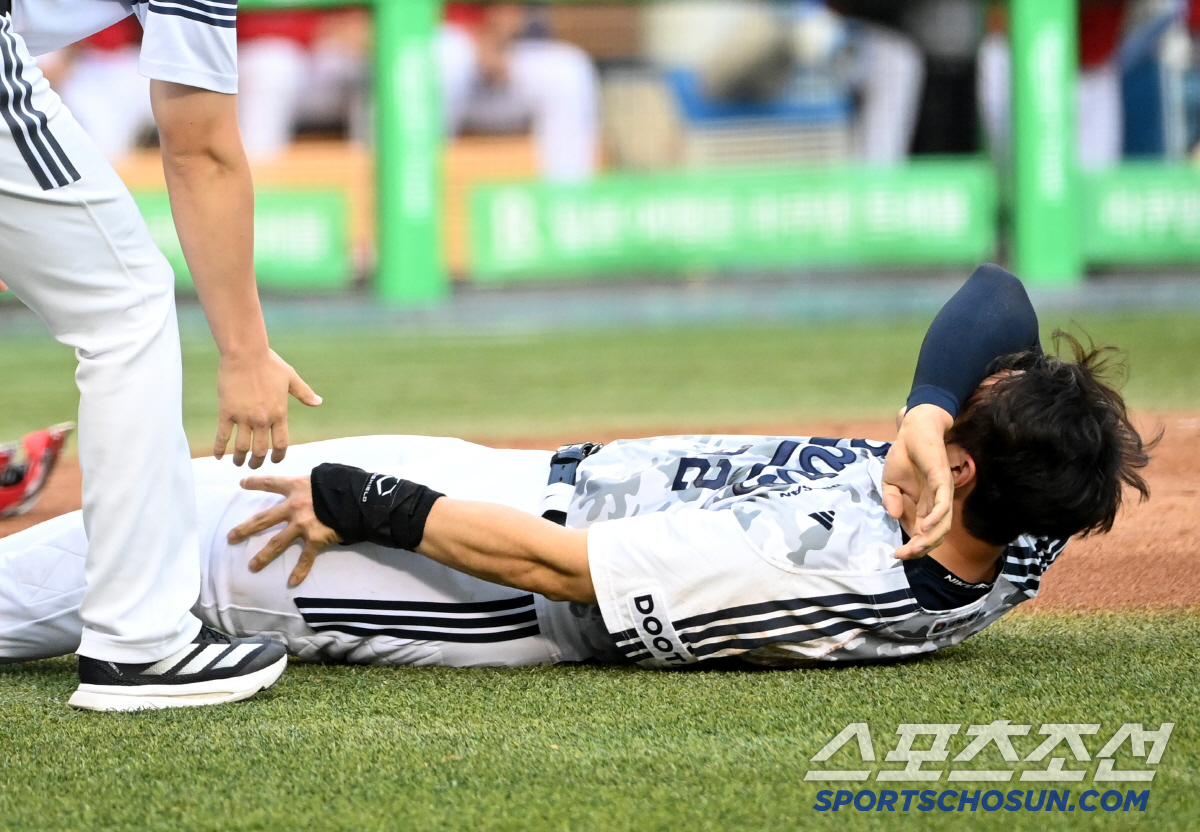'홈 충돌에 고통 호소' 부축받아 나간 김재환, 큰 부상이 아니길[잠실 …