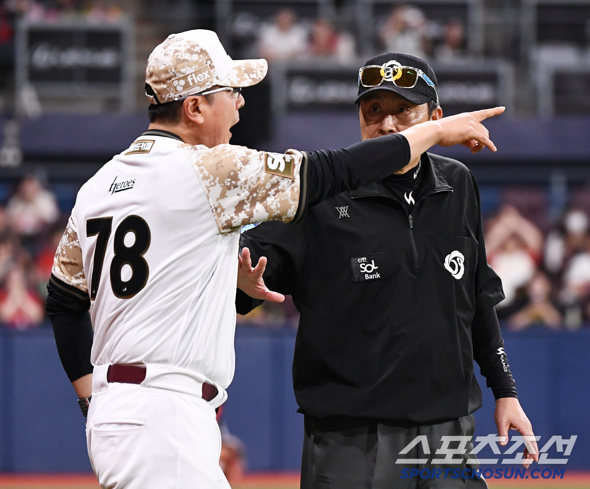 [포토] 비디오판독 항의하는 홍원기 감독