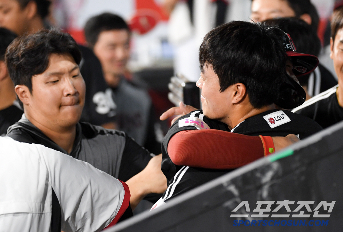 [포토] 박해민-천성호 '뜨거운 포옹'