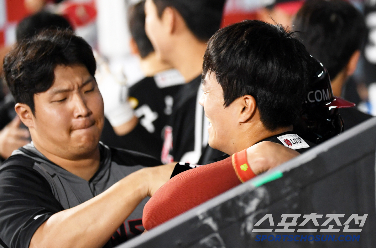 [포토] 박해민-천성호 '뜨거운 포옹'