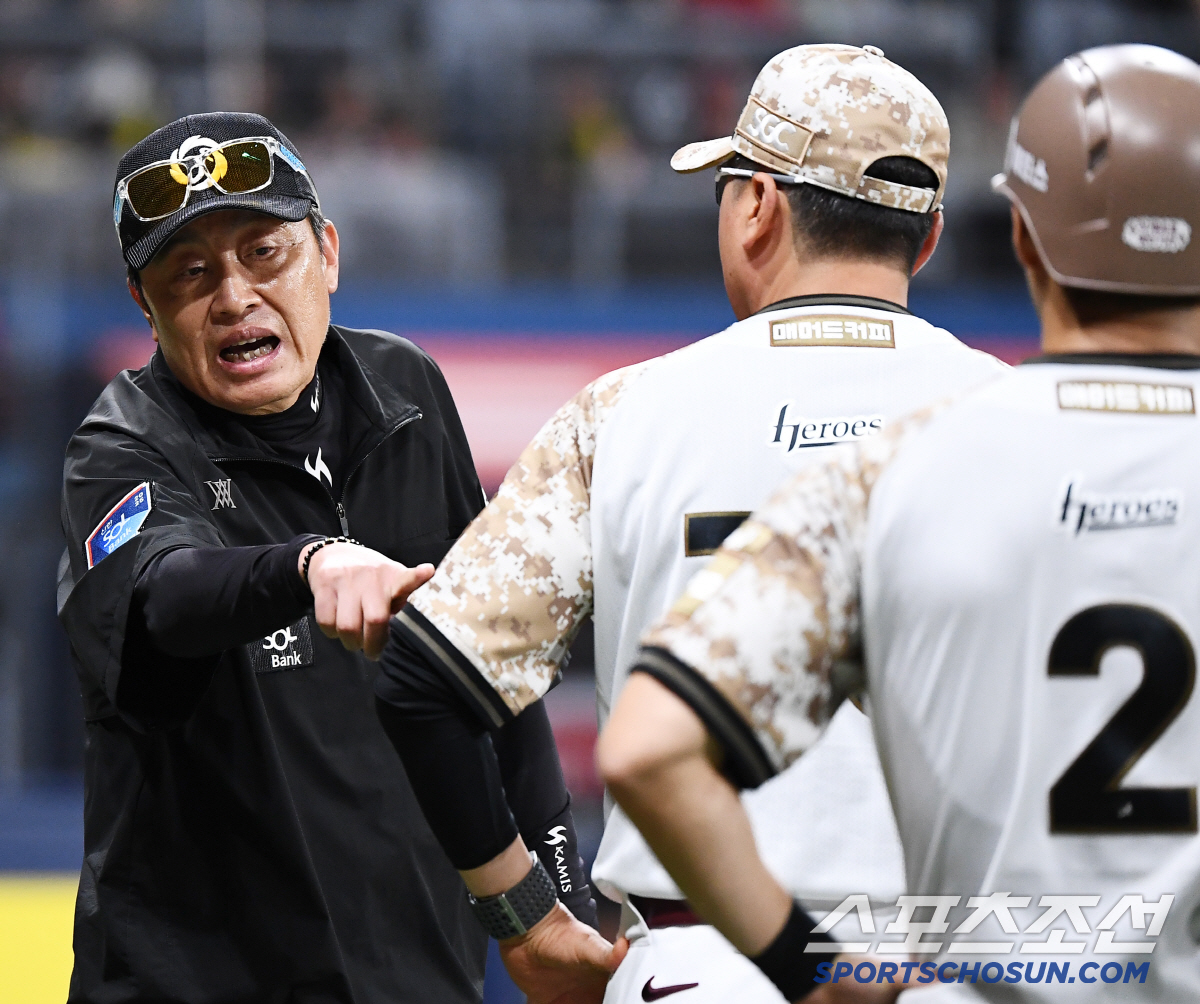 [포토] 장갑 들고 슬라이딩해 아웃된 이주형