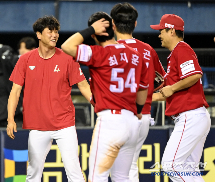 [포토] 김광현, 최고령 100홀드 신기록 노경은 축하