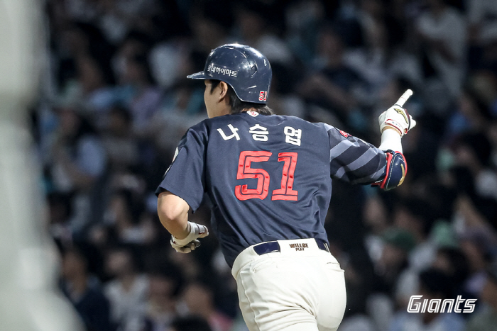 어제 실책은 잊어라! 대타 나승엽 역전 3점포 → 김원중 만루 진땀 SV…