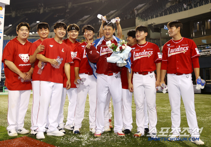 [포토] 역대 최고령 100홀드 노경은, 후배들의 축하 한 몸에
