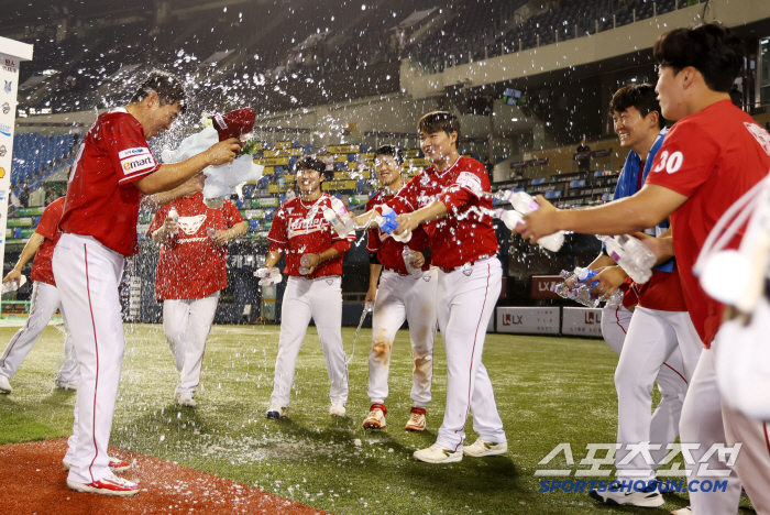 [포토] 역대 최고령 100홀드 노경은, 후배들의 축하 물세례