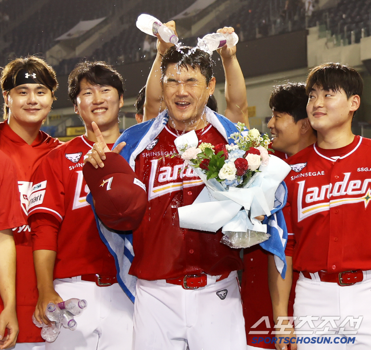 [포토] 역대 최고령 100홀드 노경은, 후배들의 축하 시원하다!