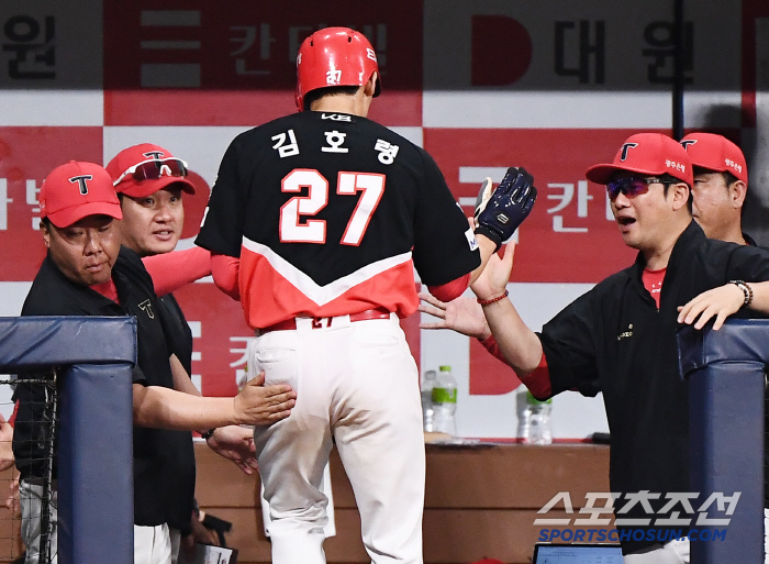 '만원 관중 앞에서 22잔루 파티' KIA-키움, 연장 11회 혈투 끝에…