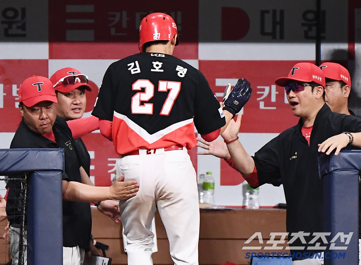 '만원 관중 앞에서 22잔루 파티' KIA-키움, 연장 11회 혈투 끝에…