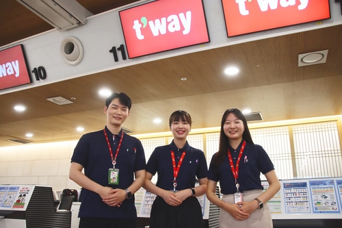 [게시판] 티웨이항공, 공항 근무 직원에 여름용 셔츠 유니폼 지급