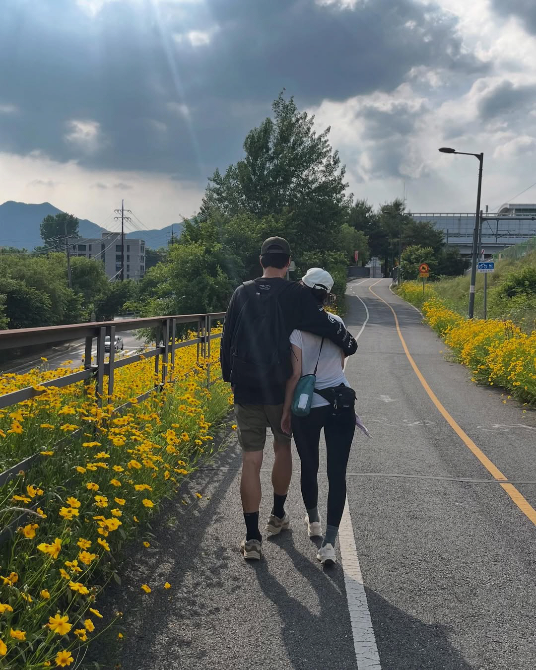 전혜진♥이천희, 꼭 끌어안고 산책...결혼 14년 차 '연인 같은 부부'