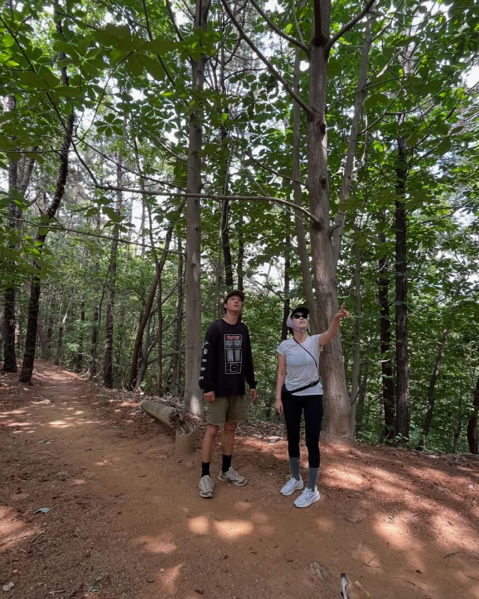 전혜진♥이천희, 꼭 끌어안고 산책...결혼 14년 차 '연인 같은 부부'