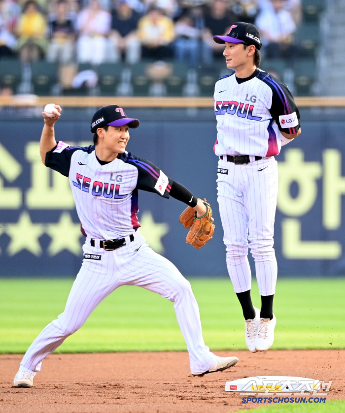 [포토] 신민재, 구본혁 수비에 뒷짐 진 여유