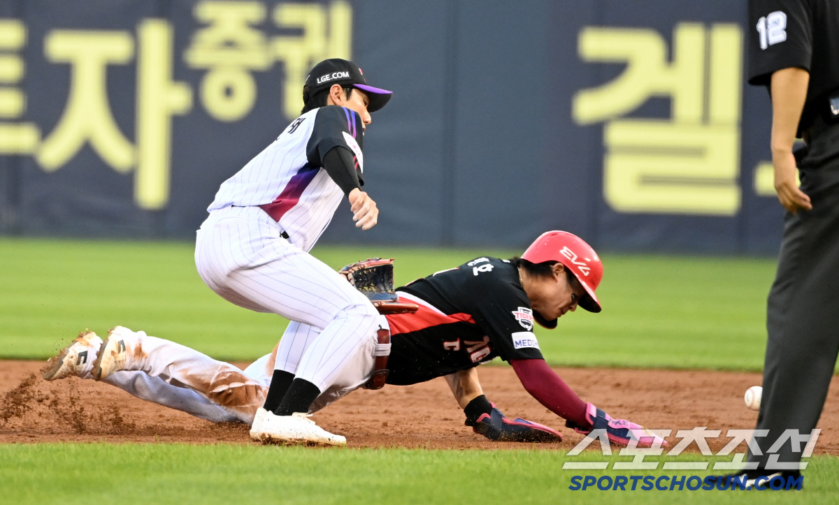 [포토] 태그 피하는 박찬호, 공은 저기 있는데~