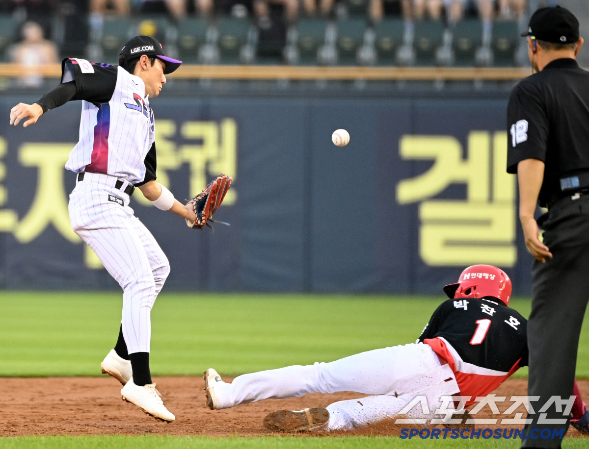 [포토] 문보경 악송구에 세이프 되는 박찬호