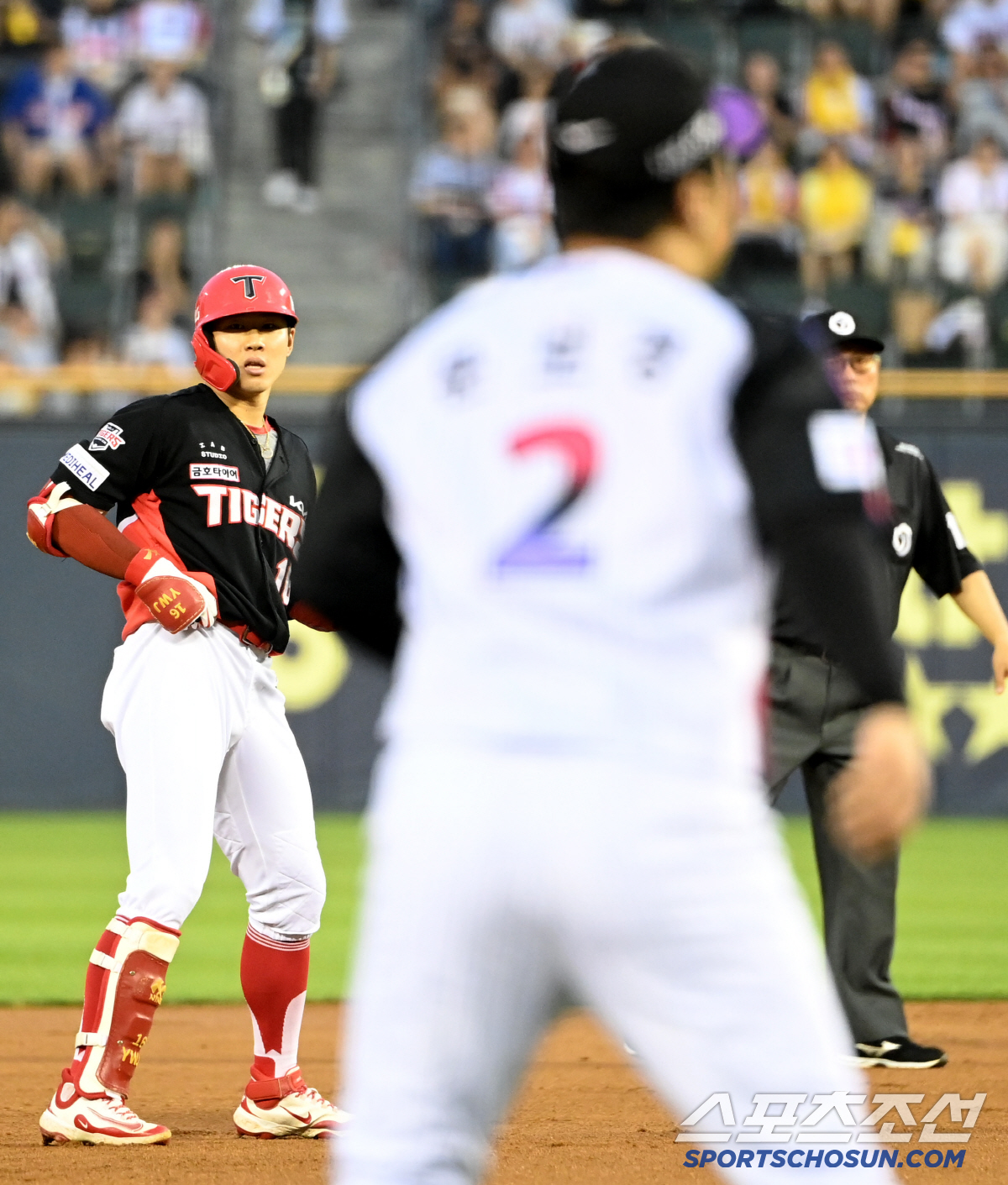 [포토] 최원준, 문보경 악송구에 2루까지