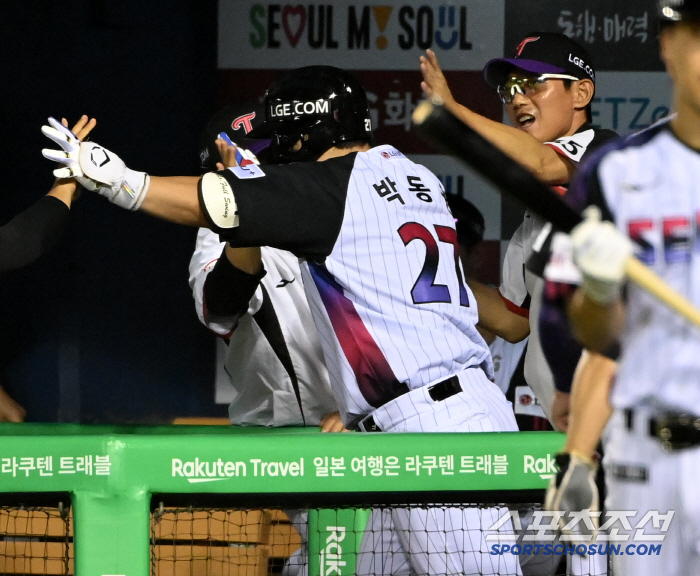 [포토] 염경엽 감독, 박동원 홈런포 좋아!
