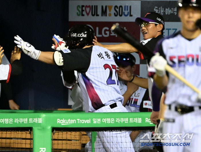 [포토] 염경엽 감독, 박동원 역전 스리런에 환호