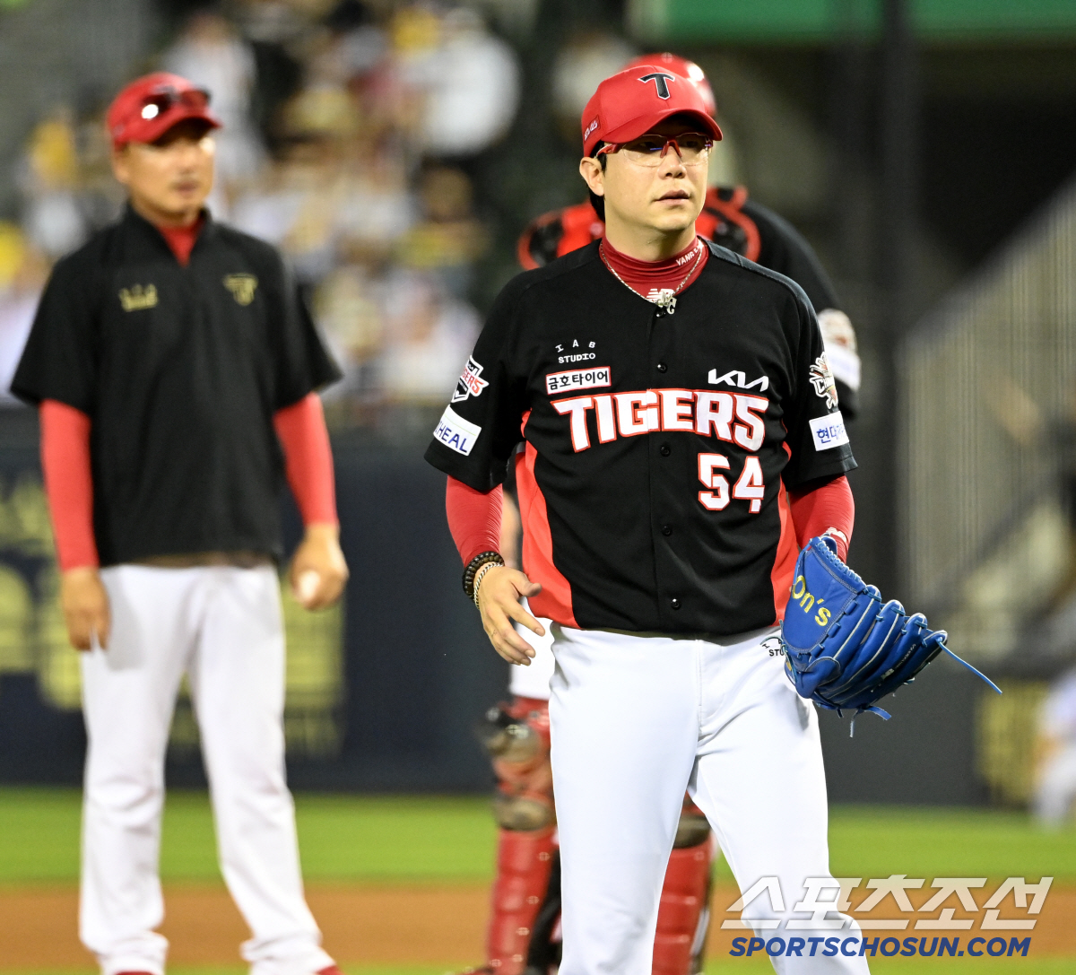 [포토] 마운드 내려가다 멈춰 선 양현종, 무슨 지시를 받았길래