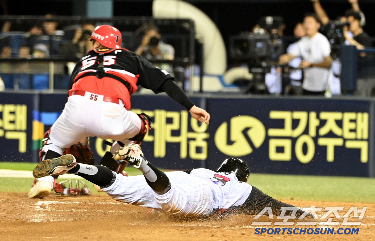 [포토] 문성주 내야 안타에 홈 파고드는 최원영