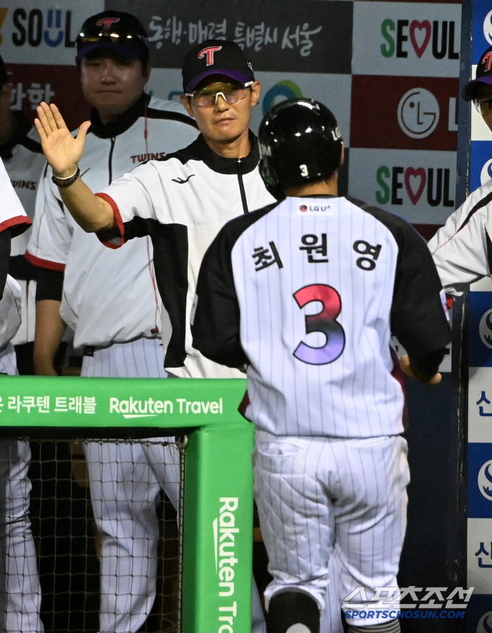 [포토] 염경엽 감독, 최원영 빠른 발에 감탄