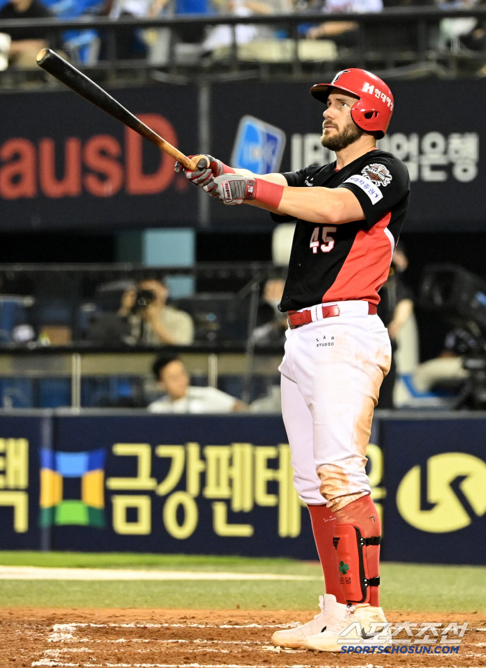 '잠실 대혈투' LG, KIA 꺾고 공동 1위…박동원 역전 3점포→위즈덤…