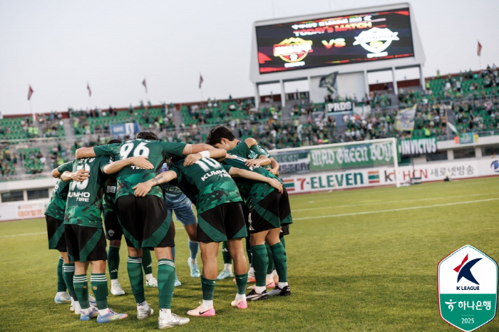 [K리그1 리뷰]"지는 게 뭐죠?" 전북, 콤파뇨 멀티골로 김천 2-1 …