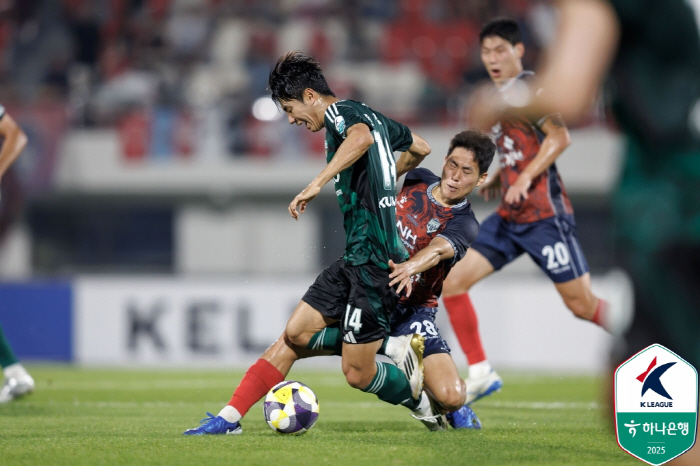 [K리그1 리뷰]"지는 게 뭐죠?" 전북, 콤파뇨 멀티골로 김천 2-1 …