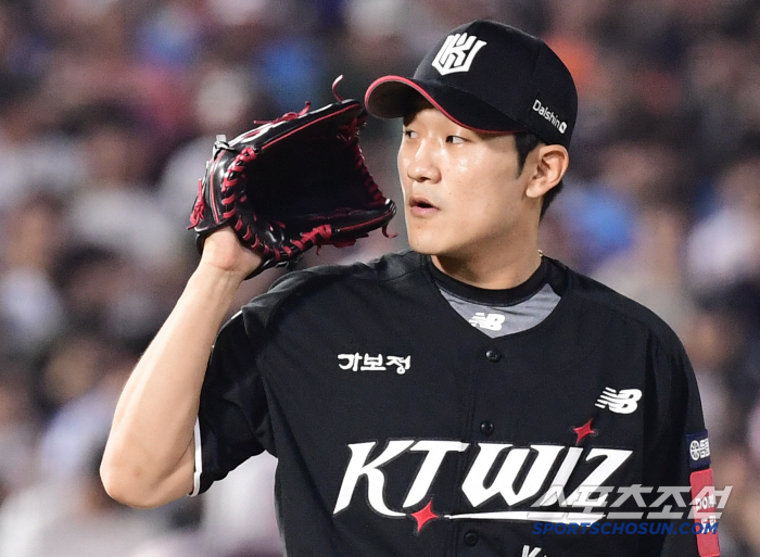 '이러면 LG 팬들은 웃지 않을까...' 아웃카운트 하나도 못잡고 볼넷-안타-안타, KT 유니폼 입고 첫 출전 임준형, 실점만 허용하고 강판