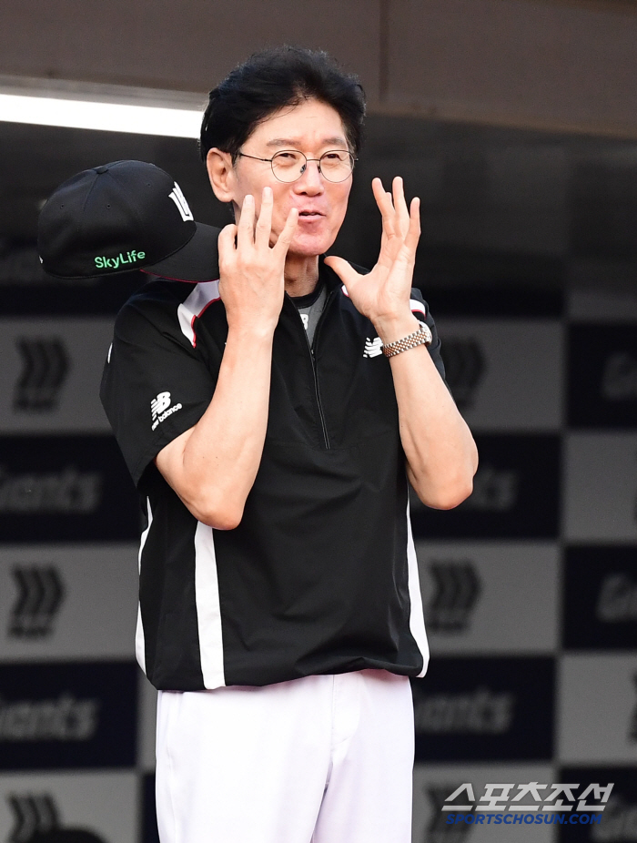 '세이브 1등' 도대체 뭐가 문제길래.. 공도 안 던지고 '뙤약볕 2시간…