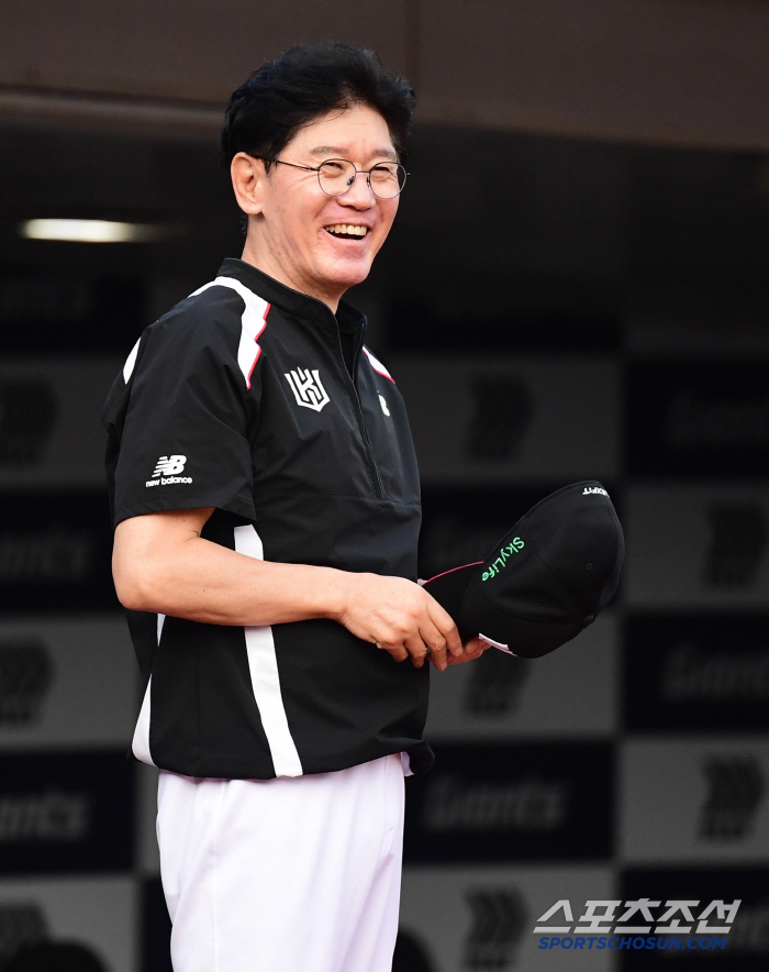 '세이브 1등' 도대체 뭐가 문제길래.. 공도 안 던지고 '뙤약볕 2시간…