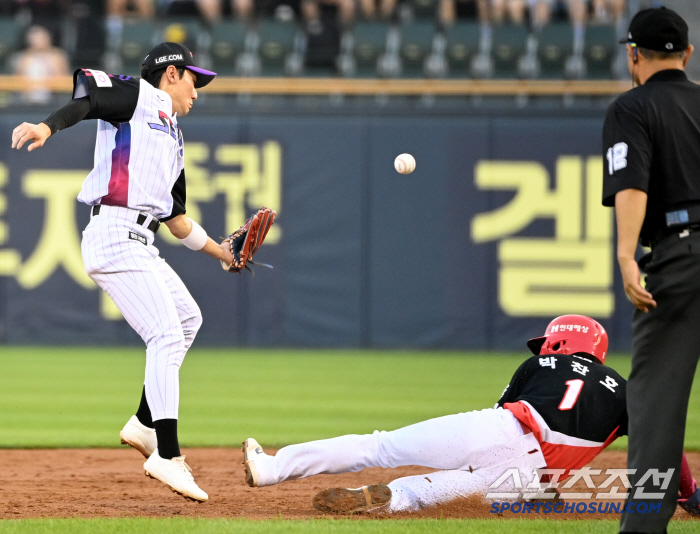 "울지 마, 애냐 인마" 엉엉 운 4번타자, 왜 감독은 LG 팬들에게 당…