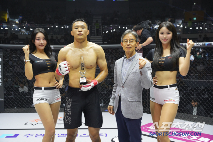 원주 정병원 정우문 원장, 승리한 조승기에게 트로피 시상[로드FC]