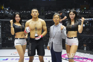 원주 정병원 정우문 원장, 승리한 조승기에게 트로피 시상[로드FC]