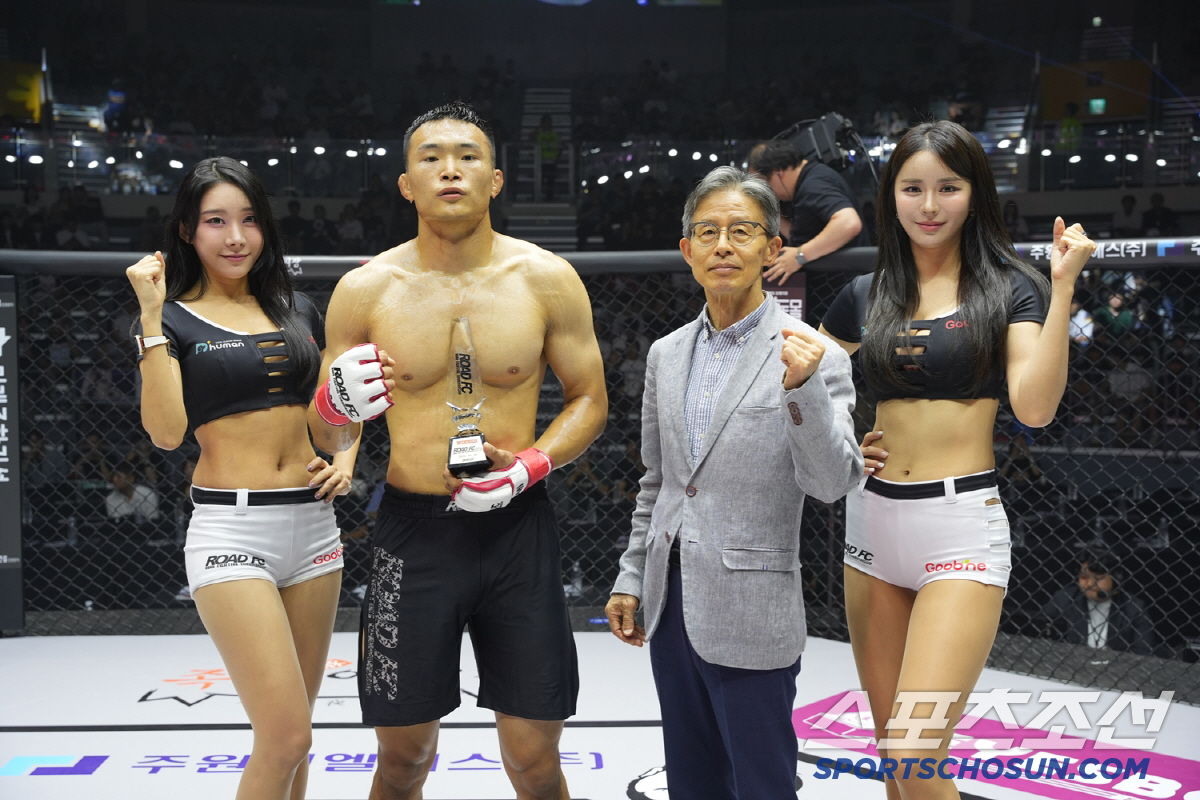 원주 정병원 정우문 원장, 승리한 조승기에게 트로피 시상[로드FC]