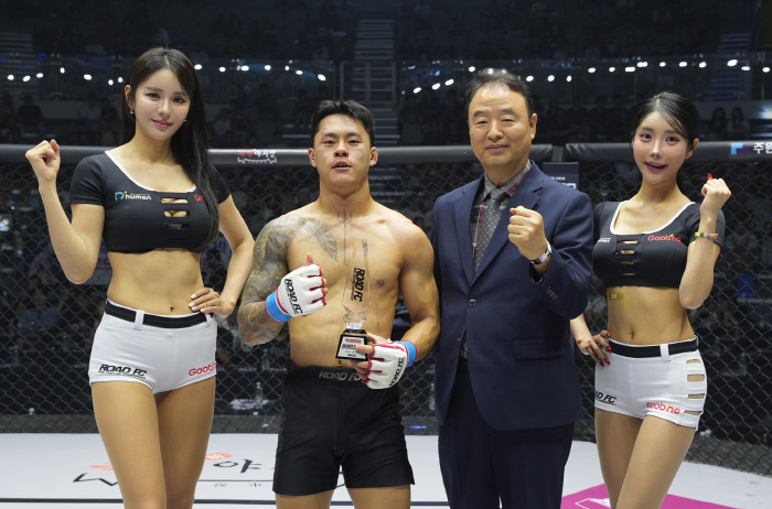 KS그룹 박식순 회장, 승리한 이유찬에게 트로피 시상[로드FC]