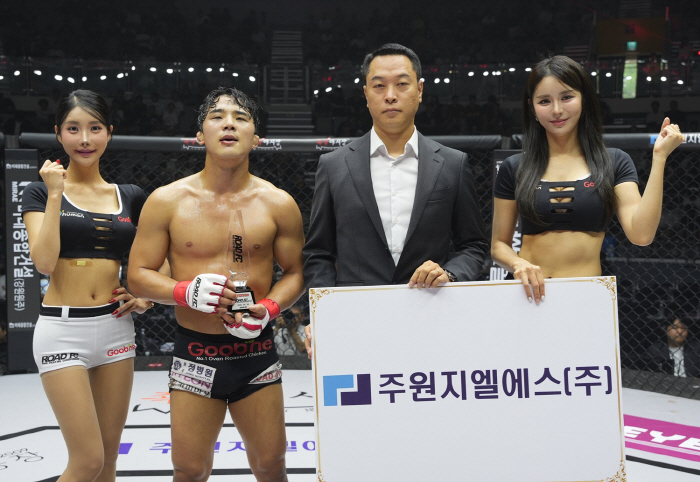 주원지엘에스 옥기성 사업단장, 승리한 박재성에게 트로피 시상[로드FC]