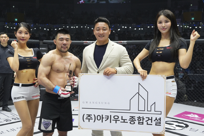 아키우노 종합건설 박준혁 회장, 승리한 백현에게 트로피 시상[로드FC]