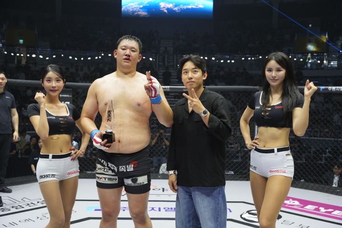 상록회관 임동혁 대표, 승리한 김기환에게 트로피 시상[로드FC]