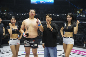 상록회관 임동혁 대표, 승리한 김기환에게 트로피 시상[로드FC]