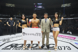털보네 액상 공장 안찬경 이사, 승리한 손진호에게 트로피 시상[로드FC]