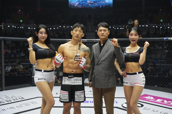 미트코어 김병주 대표, 승리한 한상권에게 트로피 시상[로드FC]
